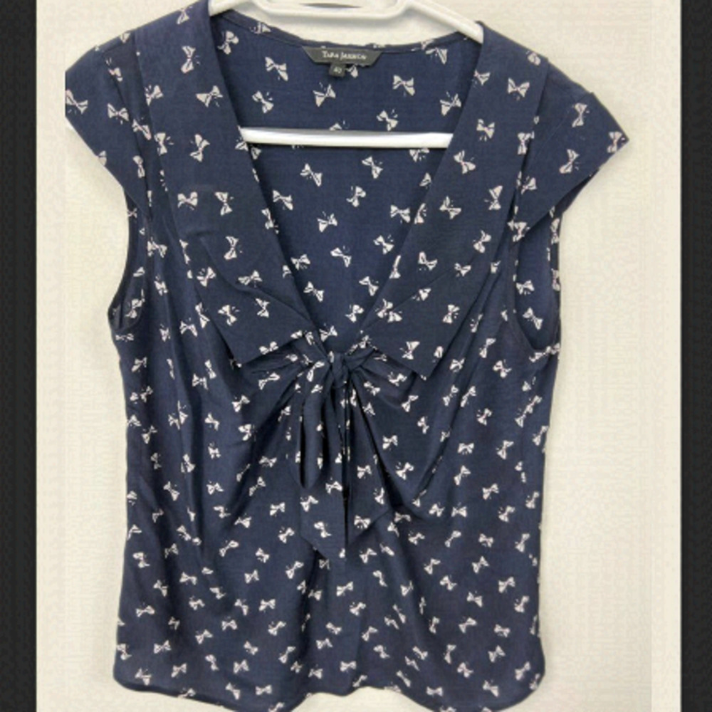 𝅺NWOT Tara Jarmon, Size 40, Sleeveless Top with bow design with front bow